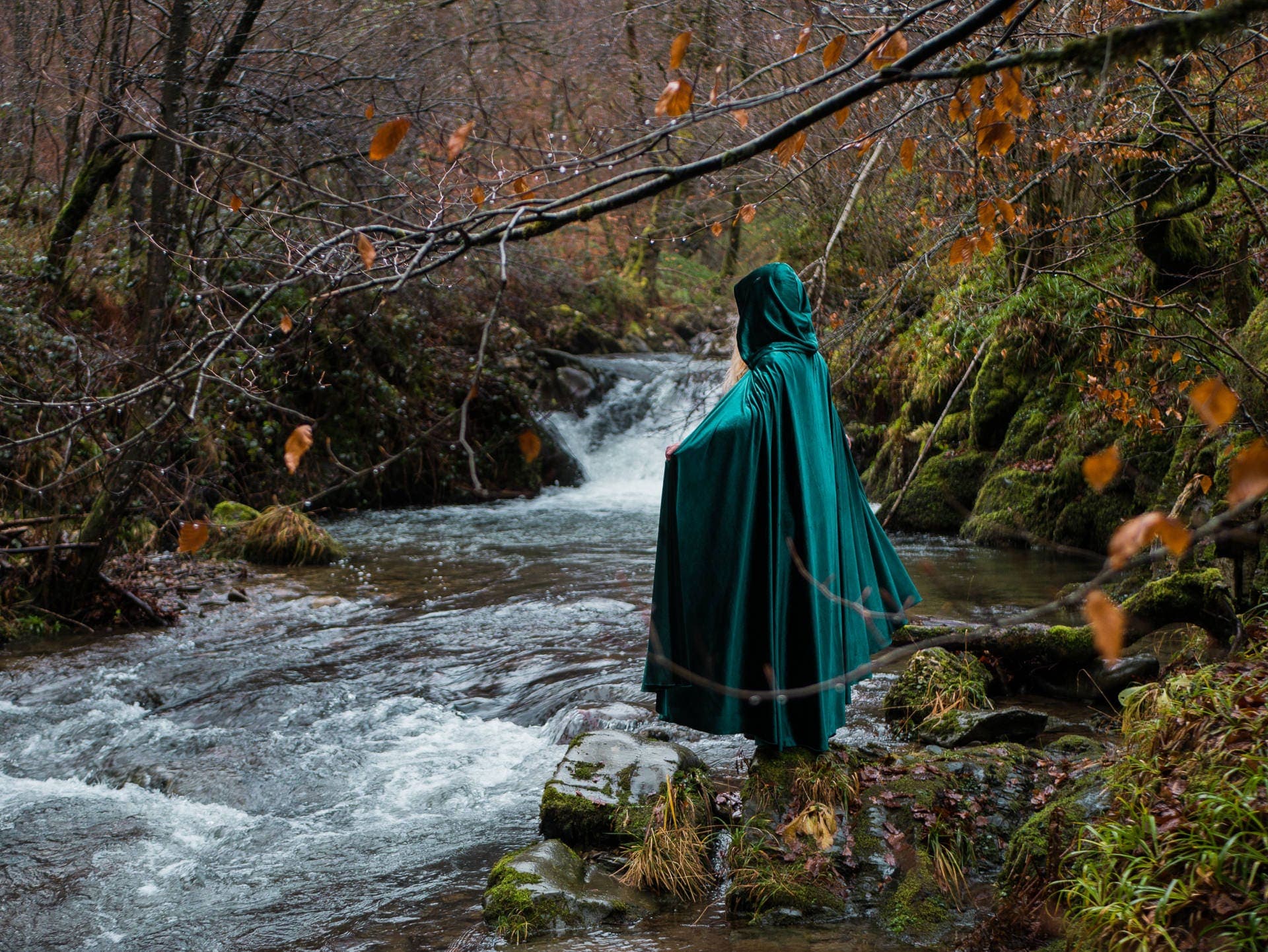 Velvet cape green hooded cloak, medieval elven fantasy costume cape with hood - Thumbnail 10